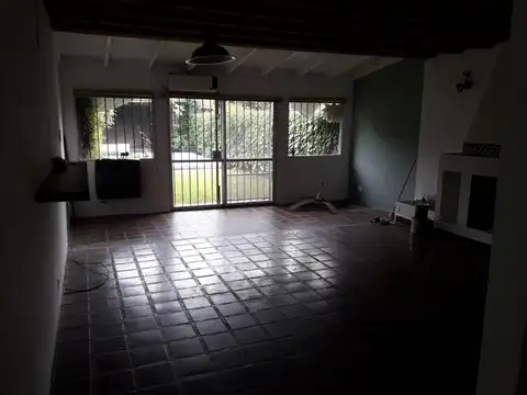 Liniers 1547 - Casa con tres dormitorios y playroom. Quincho y pileta.