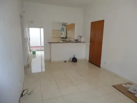 DEPARTAMENTO TIPO CASA 3 AMBIENTES PLANTA BAJA AL FRENTE.