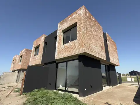 Duplex en venta de dos dormitorios en Paseo del Norte, Funes