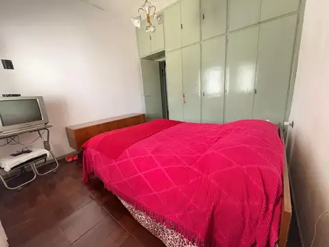 VENTA CASA MULTIFAMILIAR CON JARDIN Y COCHERA