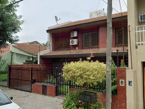 EXCELENTE CASA DE 4 DORMITORIOS EN EXCELENTE CUADRA Y ZONA.