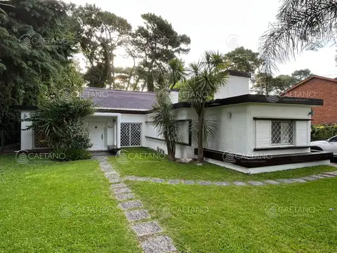 Hermosa Casa en venta de 4 dormitorios en Cantegril, Punta del este.