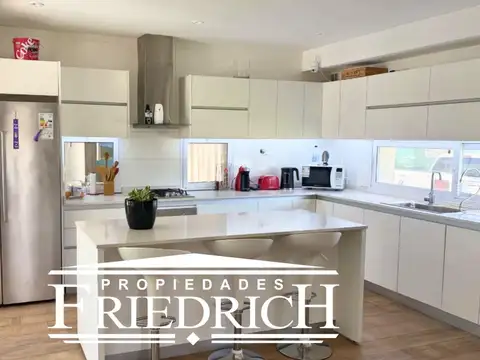 Casa 5 ambientes con 4 baños