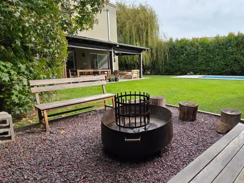 Casa en venta sobre lote interno 3 Dorm,dep.serv jdin c/piscina