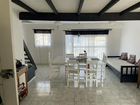 PH 3 amb en primer piso por escalera con pequeña terraza.