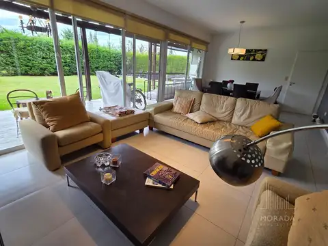 Casa 6 ambientes con 4 baños