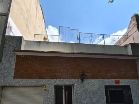 Casa 5 ambientes c/ cochera en dos plantas