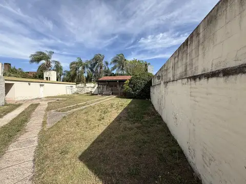 Casa 8 ambientes con 2 baños