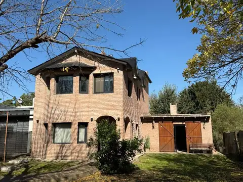 VENTA/PERMUTA - CASA 3 DORMITORIOS CON QUINCHO Y COCHERA - BARRIO LAS TARDES - ROLDAN