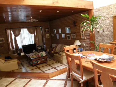 Casa 6 ambientes con 3 baños