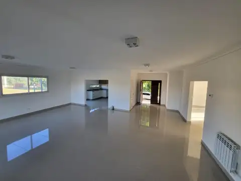 Casa 8 ambientes con 4 baños