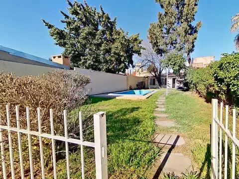 Venta Casa con jardin, quincho, y pileta en Jose León Suarez