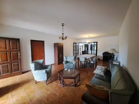 Casa 7 ambientes con 2 baños