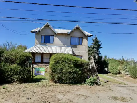 Casa cinco ambientes con entrada pasante de auto y amplio jardín libre.