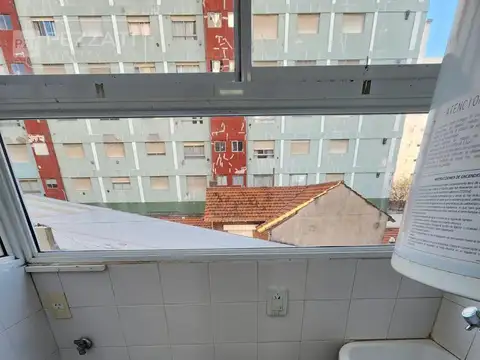 Departamento de 3 ambientes en alquiler. Zona Plaza Mitre. Al frente. Balcon. Lavadero