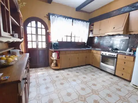 Casa 6 ambientes con 2 baños