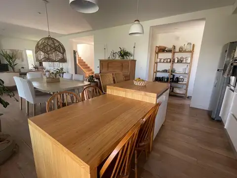 Casa en Alquiler Temporal con 3 cocheras