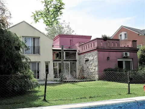 Casa 7 ambientes con 2 baños