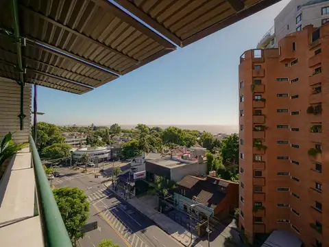 Semipiso de Categoría en La Lucila – Vista Al Río y Excelente Estado - 3 Ambientes con Balcón