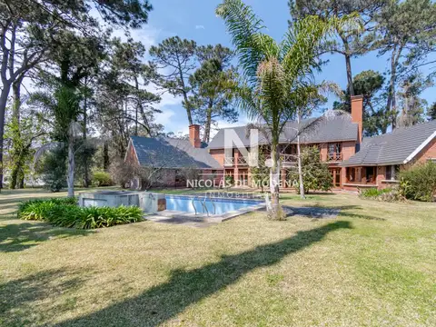 Excelente Casa de Cinco dormitorios en venta en Lugano