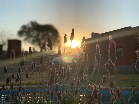 Casa 10 ambientes con 2 baños