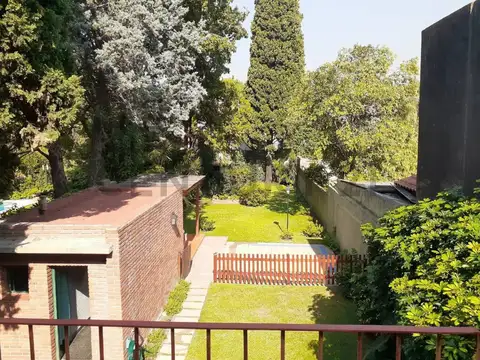 EXCLUSIVA CASA  4 AMBIENTES LOTE 500 METROS  CON JARDIN AL FRENTE Y  PARQUE
