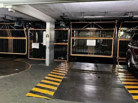 Cochera Amplia, Fija y Cubierta con Servicio de Valet Parking