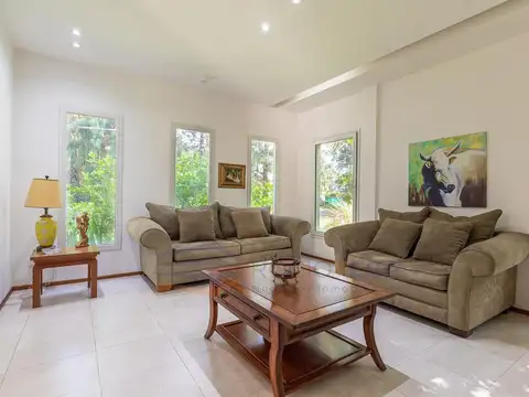 Casa 5 ambientes con 4 baños