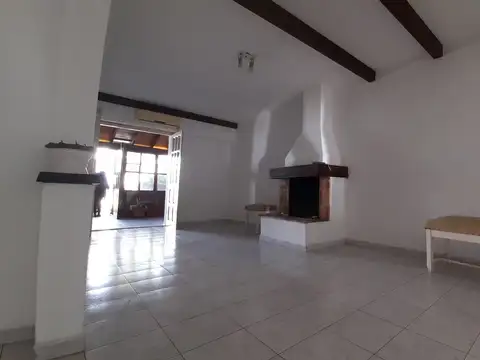 Casa 5 ambientes con 1 baño