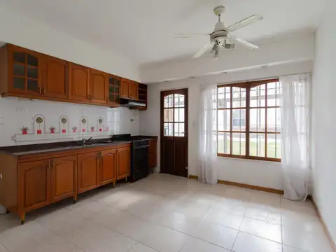 Casa 5 ambientes con 2 baños