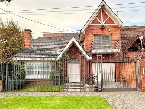 VENTA CASA 5 AMBIENTES CASTELAR NORTE QUINCHO PILETA COCHERA SEGURIDAD EXCELENTE UBICACION