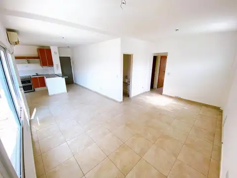 Departamento super amplio de dos ambientes con cochera en alquiler.