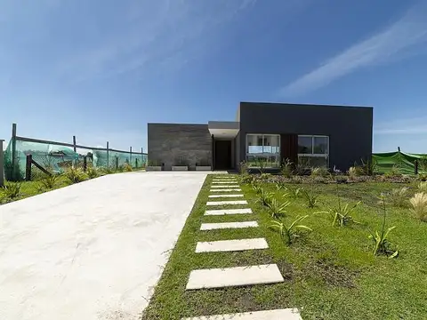 VENTA de casa a estrenar, 5 ambientes, 197m2 totales sobre lote de 694m2.