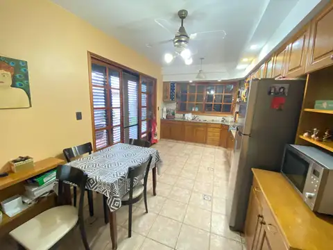 Venta casa 2 plantas con 3 dormitorios, patio seco y parrillero, zona Sur, Rosario