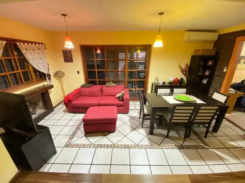 Venta casa 2 plantas con 3 dormitorios, patio seco y parrillero, zona Sur, Rosario