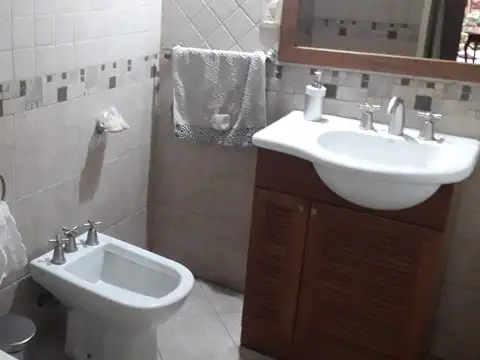 Casa 5 ambientes con 2 baños