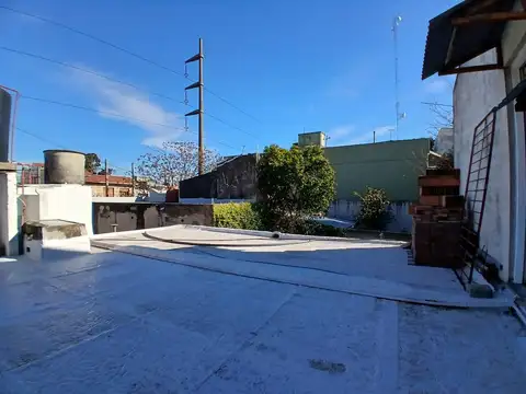 Casa 6 ambientes con 2 baños