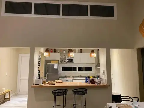 Casa 8 ambientes con 4 baños