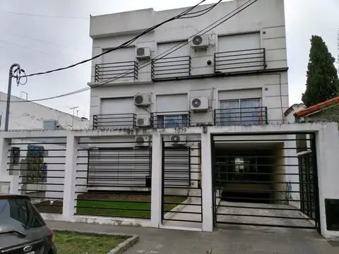 Departamento 2 ambientes con patio en Ramos Mejía