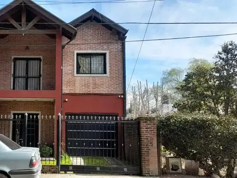 CASA  EN A. KORN C/GARAGE Y FDO LIBRE .FINANCIA