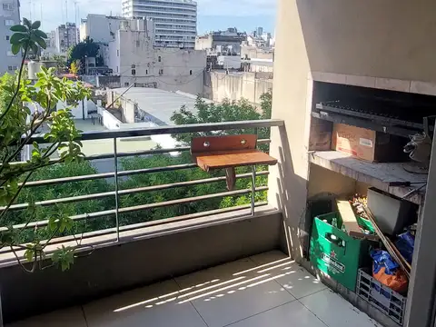 Monoambiente amplio con balcon c/parrilla. Full amenities