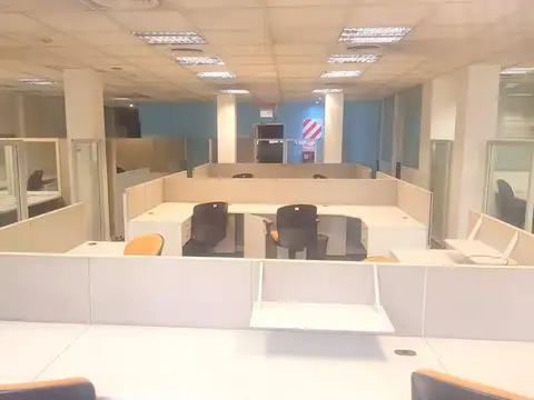 Oficina 7 ambientes con 14 baños