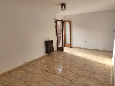 Casa 6 ambientes con 2 baños