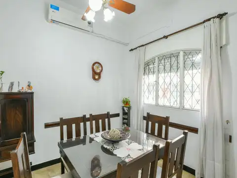 Casa 7 ambientes con 2 baños