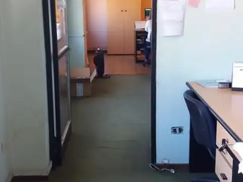 Oficina 6 ambientes con 1 baño