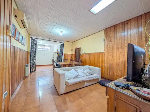 Casa 6 ambientes con 2 baños