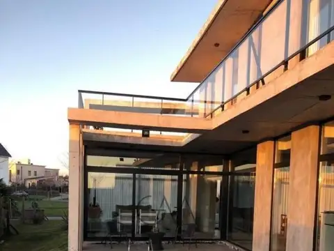 Casa 4 ambientes con 4 baños