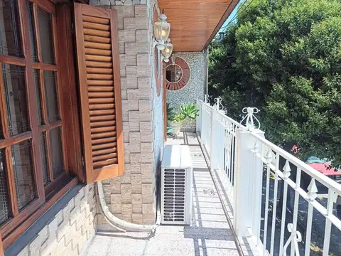 Casa 6 ambientes con 2 baños