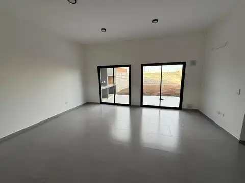 Casa 4 ambientes con 2 baños