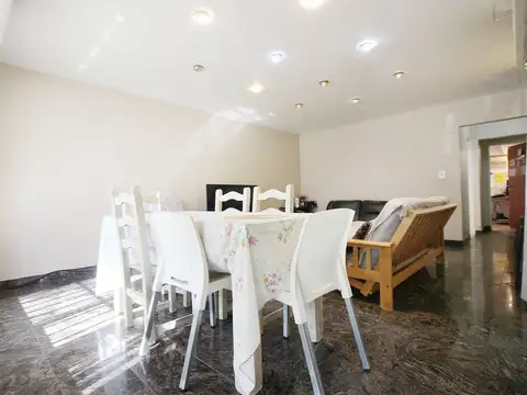 Venta Casa dos plantas c/Jardín. Opción inversión